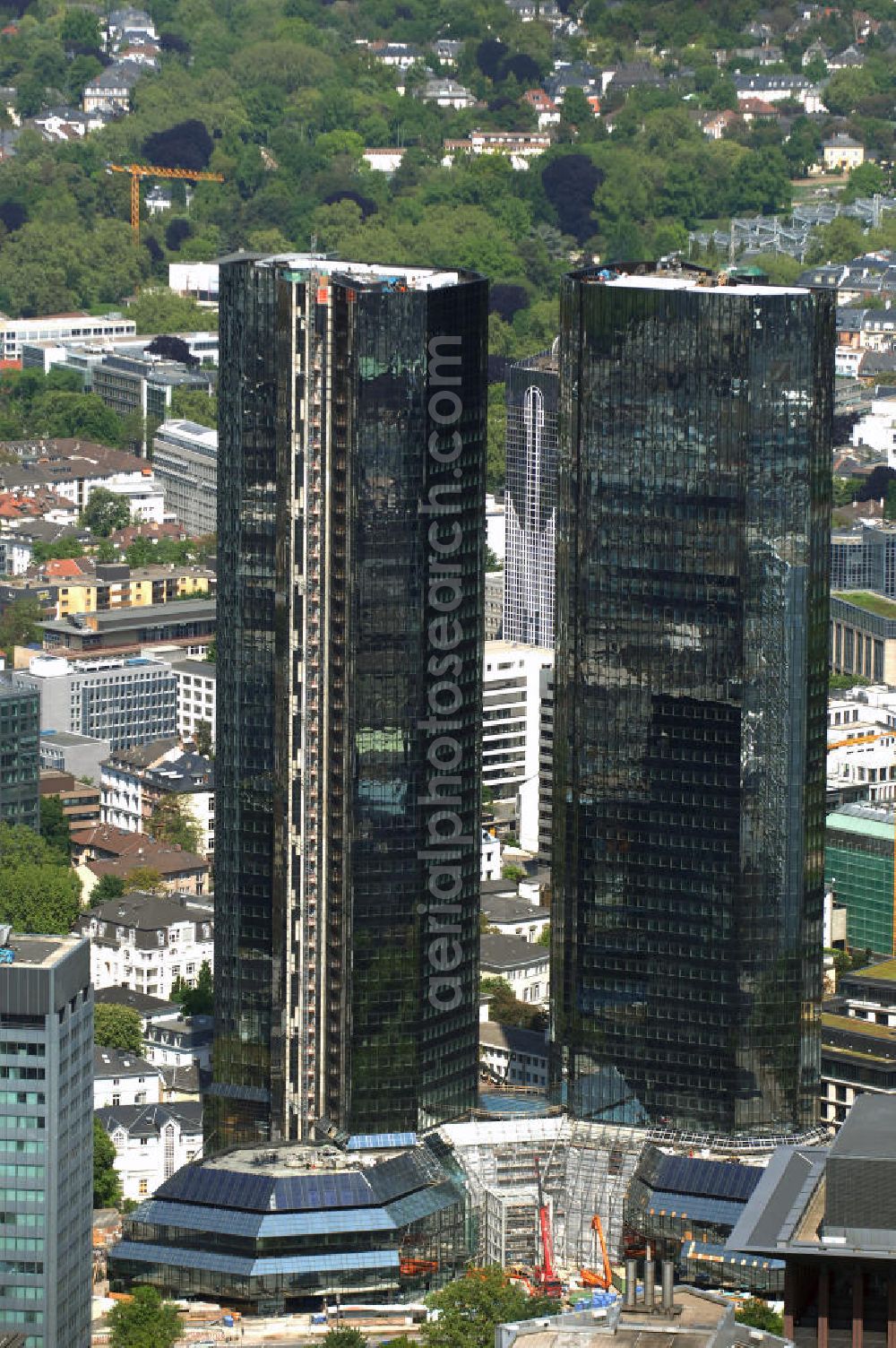 Frankfurt am Main from the bird's eye view: Blick auf die Zwillingstower der Deutschen Bank. Sie werden auch als Soll und Haben, Zwillingstürme oder Deutsche Bank I und II bezeichnet. Aufgrund ihrer Medienpräsenz gehören die Doppeltürme zu den bekanntesten Gebäuden in Deutschland. Der Komplex entstand 1979 bis 1984 nach den Entwürfen von Walter Hanig, Heinz Scheid und Johannes Schmidt und wurde inzwischen umfassend modernisiert. View of the Twin Tower of Deutsche Bank. The complex was built 1979-1984, designed by Walter Hanig, Heinz Schmidt, and John Scheid and has since been modernized.