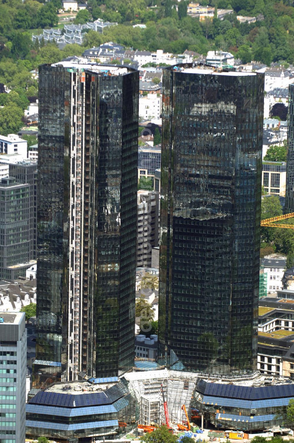 Aerial image Frankfurt am Main - Blick auf die Zwillingstower der Deutschen Bank. Sie werden auch als Soll und Haben, Zwillingstürme oder Deutsche Bank I und II bezeichnet. Aufgrund ihrer Medienpräsenz gehören die Doppeltürme zu den bekanntesten Gebäuden in Deutschland. Der Komplex entstand 1979 bis 1984 nach den Entwürfen von Walter Hanig, Heinz Scheid und Johannes Schmidt und wurde inzwischen umfassend modernisiert. View of the Twin Tower of Deutsche Bank. The complex was built 1979-1984, designed by Walter Hanig, Heinz Schmidt, and John Scheid and has since been modernized.