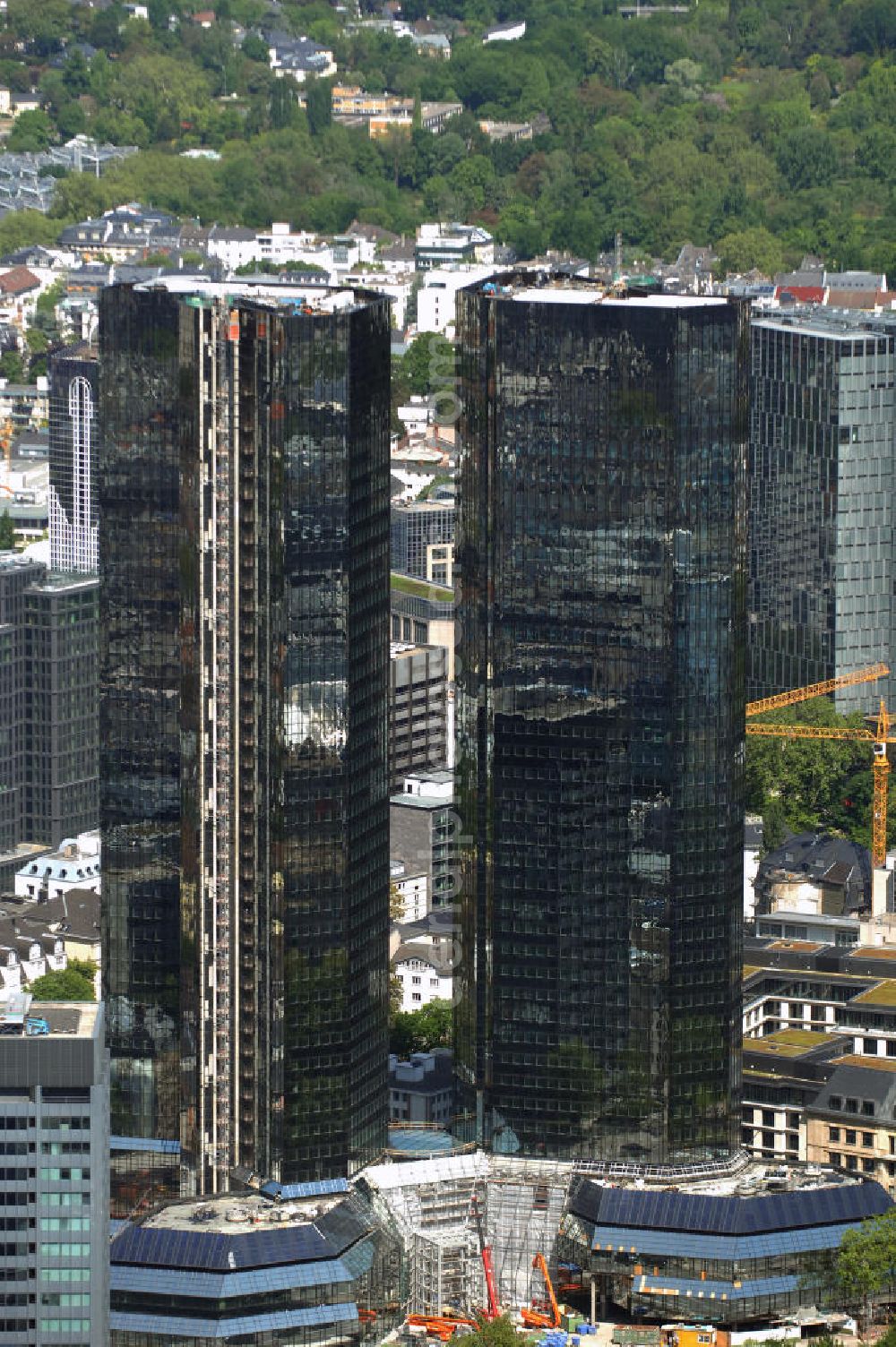 Aerial photograph Frankfurt am Main - Blick auf die Zwillingstower der Deutschen Bank. Sie werden auch als Soll und Haben, Zwillingstürme oder Deutsche Bank I und II bezeichnet. Aufgrund ihrer Medienpräsenz gehören die Doppeltürme zu den bekanntesten Gebäuden in Deutschland. Der Komplex entstand 1979 bis 1984 nach den Entwürfen von Walter Hanig, Heinz Scheid und Johannes Schmidt und wurde inzwischen umfassend modernisiert. View of the Twin Tower of Deutsche Bank. The complex was built 1979-1984, designed by Walter Hanig, Heinz Schmidt, and John Scheid and has since been modernized.