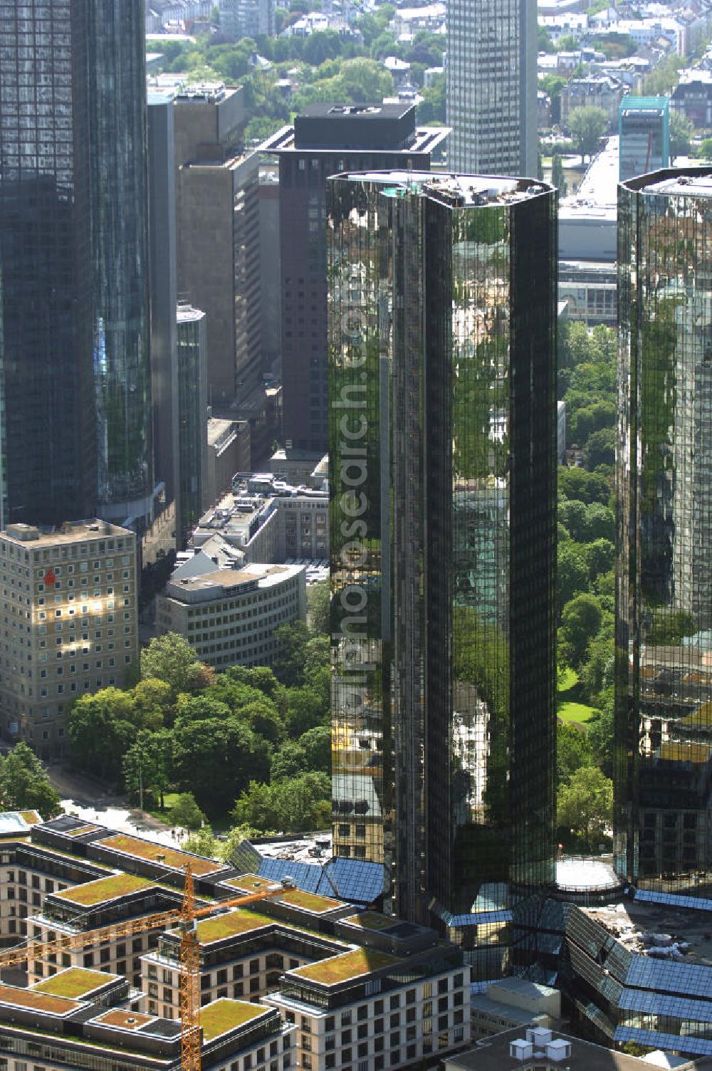 Frankfurt am Main from above - Blick auf die Zwillingstower der Deutschen Bank. Sie werden auch als Soll und Haben, Zwillingstürme oder Deutsche Bank I und II bezeichnet. Aufgrund ihrer Medienpräsenz gehören die Doppeltürme zu den bekanntesten Gebäuden in Deutschland. Der Komplex entstand 1979 bis 1984 nach den Entwürfen von Walter Hanig, Heinz Scheid und Johannes Schmidt und wurde inzwischen umfassend modernisiert. View of the Twin Tower of Deutsche Bank. The complex was built 1979-1984, designed by Walter Hanig, Heinz Schmidt, and John Scheid and has since been modernized.