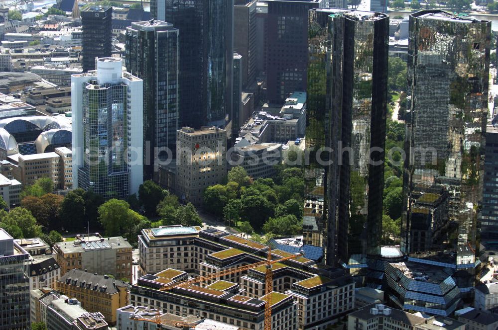 Frankfurt am Main from the bird's eye view: Blick auf die Zwillingstower der Deutschen Bank. Sie werden auch als Soll und Haben, Zwillingstürme oder Deutsche Bank I und II bezeichnet. Aufgrund ihrer Medienpräsenz gehören die Doppeltürme zu den bekanntesten Gebäuden in Deutschland. Der Komplex entstand 1979 bis 1984 nach den Entwürfen von Walter Hanig, Heinz Scheid und Johannes Schmidt und wurde inzwischen umfassend modernisiert. View of the Twin Tower of Deutsche Bank. The complex was built 1979-1984, designed by Walter Hanig, Heinz Schmidt, and John Scheid and has since been modernized.