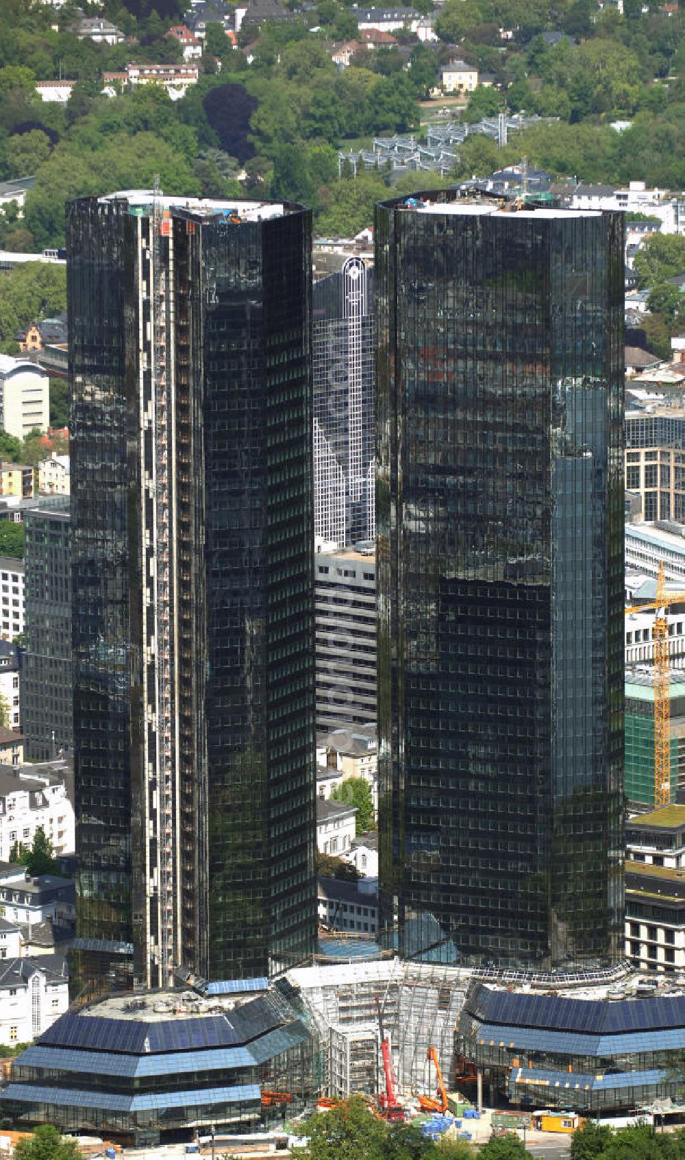 Aerial image Frankfurt am Main - Blick auf die Zwillingstower der Deutschen Bank. Sie werden auch als Soll und Haben, Zwillingstürme oder Deutsche Bank I und II bezeichnet. Aufgrund ihrer Medienpräsenz gehören die Doppeltürme zu den bekanntesten Gebäuden in Deutschland. Der Komplex entstand 1979 bis 1984 nach den Entwürfen von Walter Hanig, Heinz Scheid und Johannes Schmidt und wurde inzwischen umfassend modernisiert. View of the Twin Tower of Deutsche Bank. The complex was built 1979-1984, designed by Walter Hanig, Heinz Schmidt, and John Scheid and has since been modernized.