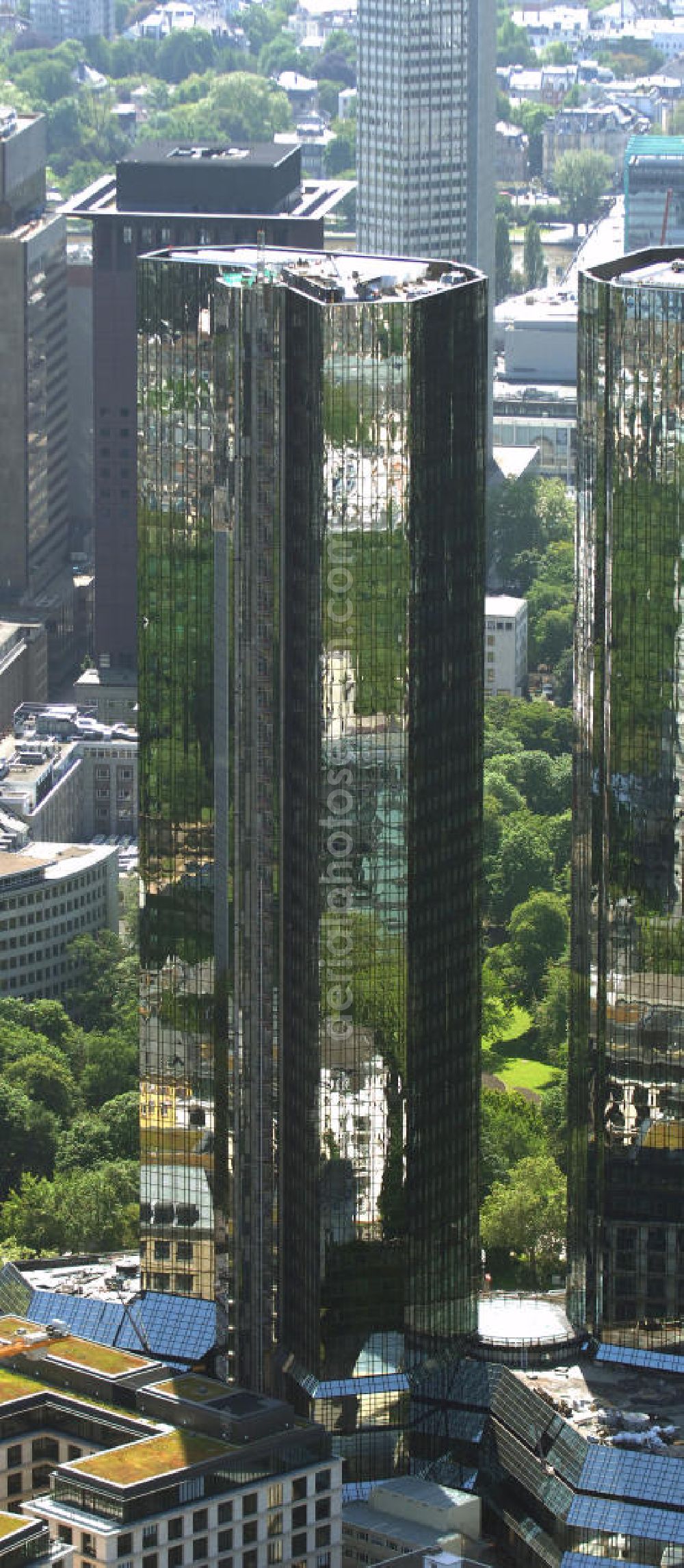 Aerial photograph Frankfurt am Main - Blick auf die Zwillingstower der Deutschen Bank. Sie werden auch als Soll und Haben, Zwillingstürme oder Deutsche Bank I und II bezeichnet. Aufgrund ihrer Medienpräsenz gehören die Doppeltürme zu den bekanntesten Gebäuden in Deutschland. Der Komplex entstand 1979 bis 1984 nach den Entwürfen von Walter Hanig, Heinz Scheid und Johannes Schmidt und wurde inzwischen umfassend modernisiert. View of the Twin Tower of Deutsche Bank. The complex was built 1979-1984, designed by Walter Hanig, Heinz Schmidt, and John Scheid and has since been modernized.