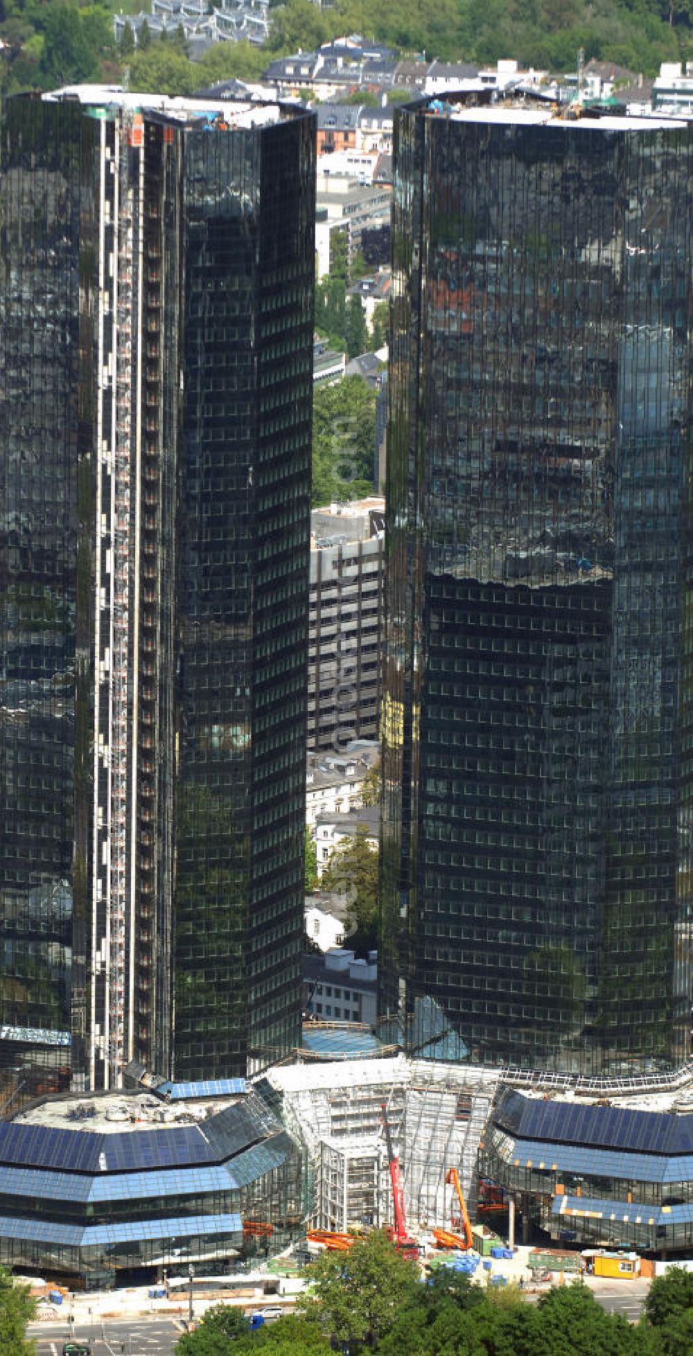 Frankfurt am Main from above - Blick auf die Zwillingstower der Deutschen Bank. Sie werden auch als Soll und Haben, Zwillingstürme oder Deutsche Bank I und II bezeichnet. Aufgrund ihrer Medienpräsenz gehören die Doppeltürme zu den bekanntesten Gebäuden in Deutschland. Der Komplex entstand 1979 bis 1984 nach den Entwürfen von Walter Hanig, Heinz Scheid und Johannes Schmidt und wurde inzwischen umfassend modernisiert. View of the Twin Tower of Deutsche Bank. The complex was built 1979-1984, designed by Walter Hanig, Heinz Schmidt, and John Scheid and has since been modernized.