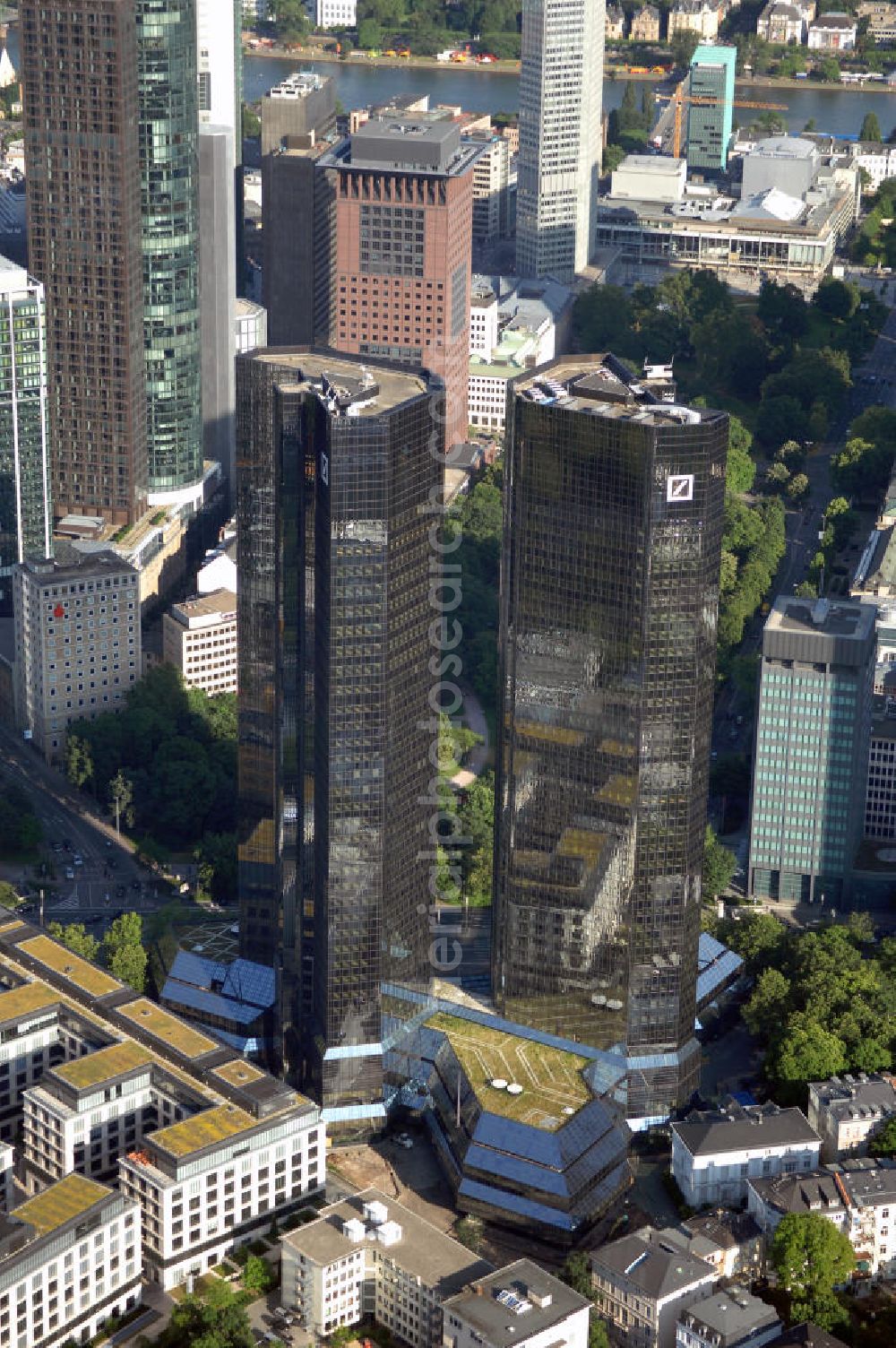 Frankfurt am Main from the bird's eye view: Blick auf die Soll und Haben Zwillingstürme der Deutschen Bank im Bankenviertel. Das Hochhaus entstand 1979 bis 1984 nach den Entwürfen von Walter Hanig, Heinz Scheid und Johannes Schmidt. Es steht an der Taunusanlage nahe der Alten Oper, am Beginn der Mainzer Landstraße und an der Grenze der Stadtteile Westend, Innenstadt und Bahnhofsviertel. Pressekontakt: Theodor-Heuss-Allee 70, 60486 Frankfurt am Main, Tel. +49(0)69 910 43800, Fax +49(0)69 910 33422, Email: db.presse@db.com