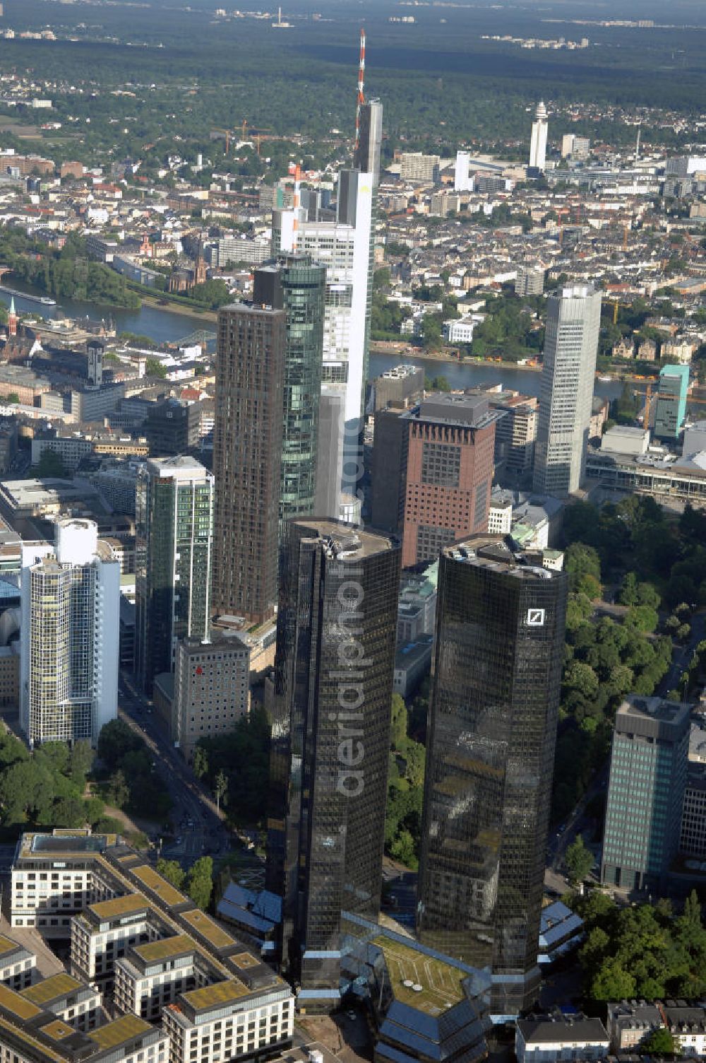 Aerial image Frankfurt am Main - Blick auf die Soll und Haben Zwillingstürme der Deutschen Bank im Bankenviertel. Das Hochhaus entstand 1979 bis 1984 nach den Entwürfen von Walter Hanig, Heinz Scheid und Johannes Schmidt. Es steht an der Taunusanlage nahe der Alten Oper, am Beginn der Mainzer Landstraße und an der Grenze der Stadtteile Westend, Innenstadt und Bahnhofsviertel. Pressekontakt: Theodor-Heuss-Allee 70, 60486 Frankfurt am Main, Tel. +49(0)69 910 43800, Fax +49(0)69 910 33422, Email: db.presse@db.com