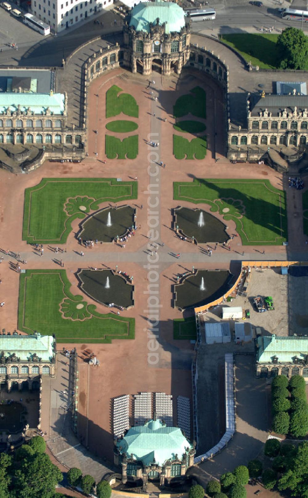 Aerial photograph Dresden - Blick auf den Innenhof des Zwinger, einem Wahrzeichen Dresdens und eines der bedeutendsten Gesamtkunstwerke Deutschlands im Barockstil. View over the inner yard of Zwinger, a landmark of Dresden and one of the most important complete artworks in Germany, built in Baroque style.