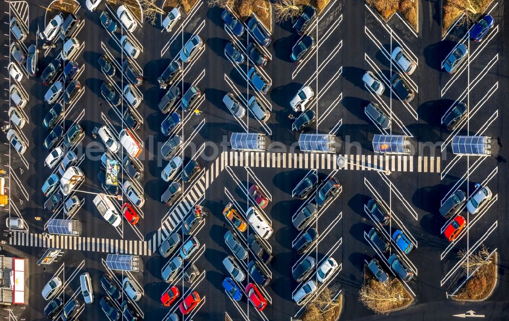 Vertical aerial photograph Hamm - Vertical aerial view from the satellite perspective of the Parking space for parked cars at the shopping center Am Schacht III in Hamm in the state North Rhine-Westphalia, Germany