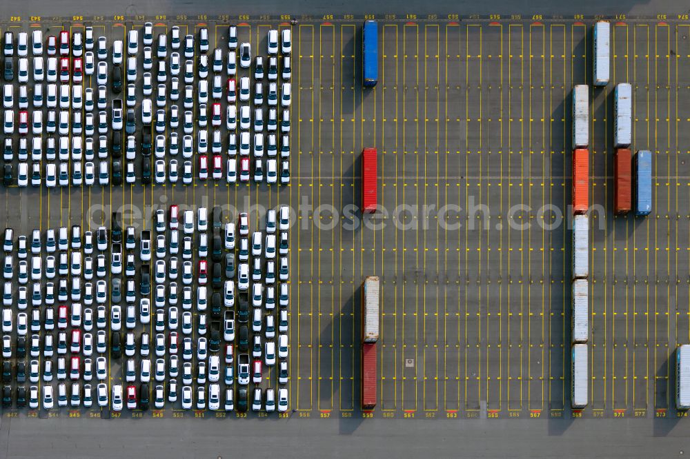 Vertical aerial photograph Bremerhaven - Vertical aerial view from the satellite perspective of the parking spaces for automobiles - cars and containers in the district Stadtbremisches Ueberseehafengebiet Bremerhaven in Bremerhaven in the state Bremen, Germany