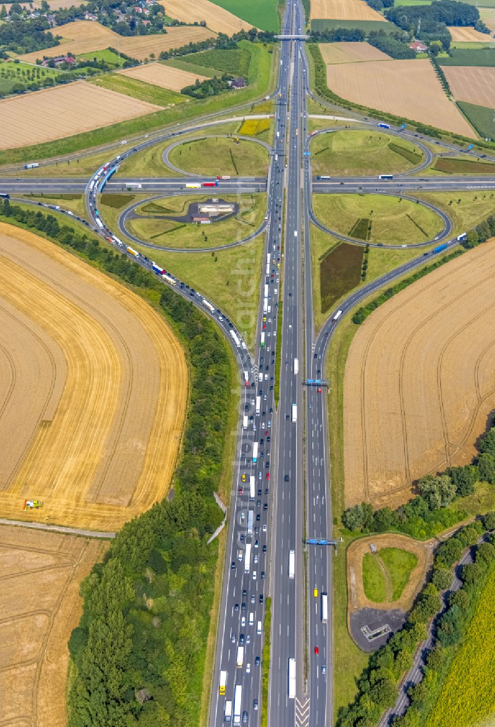 Vertical aerial photograph Kamen - Traffic flow at the intersection- motorway A 1 A2 Kamener Kreuz in Kamen in the state North Rhine-Westphalia, Germany