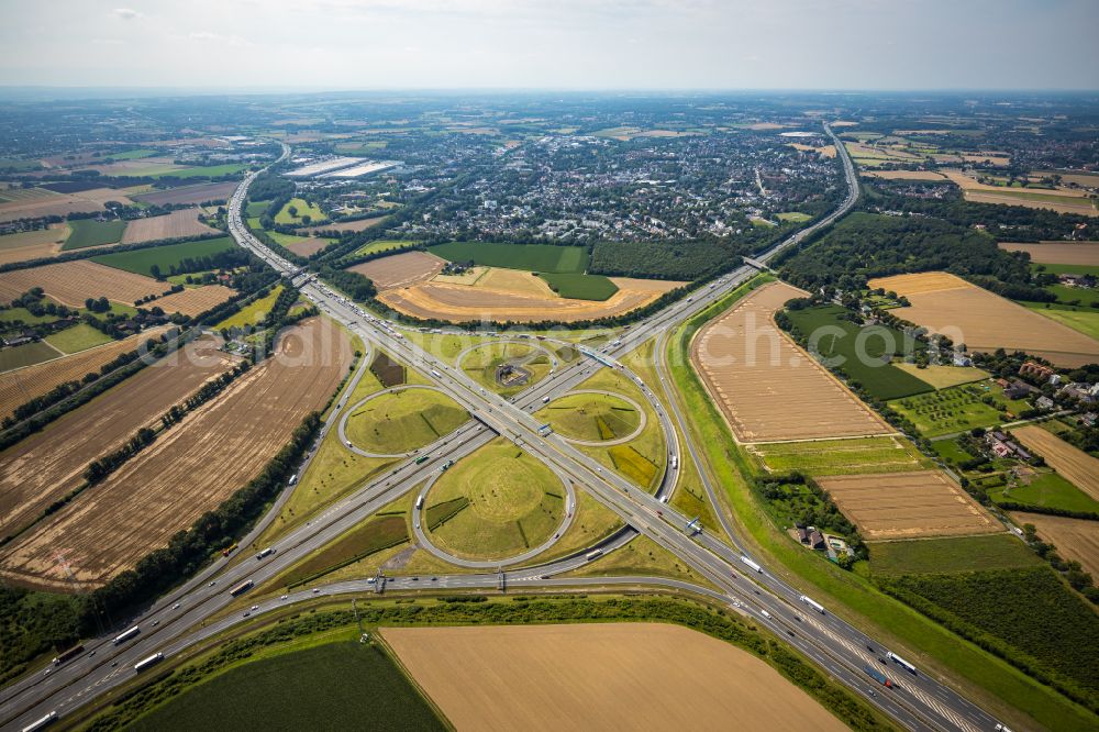 Vertical aerial photograph Kamen - Traffic flow at the intersection- motorway A 1 A2 Kamener Kreuz in Kamen in the state North Rhine-Westphalia, Germany