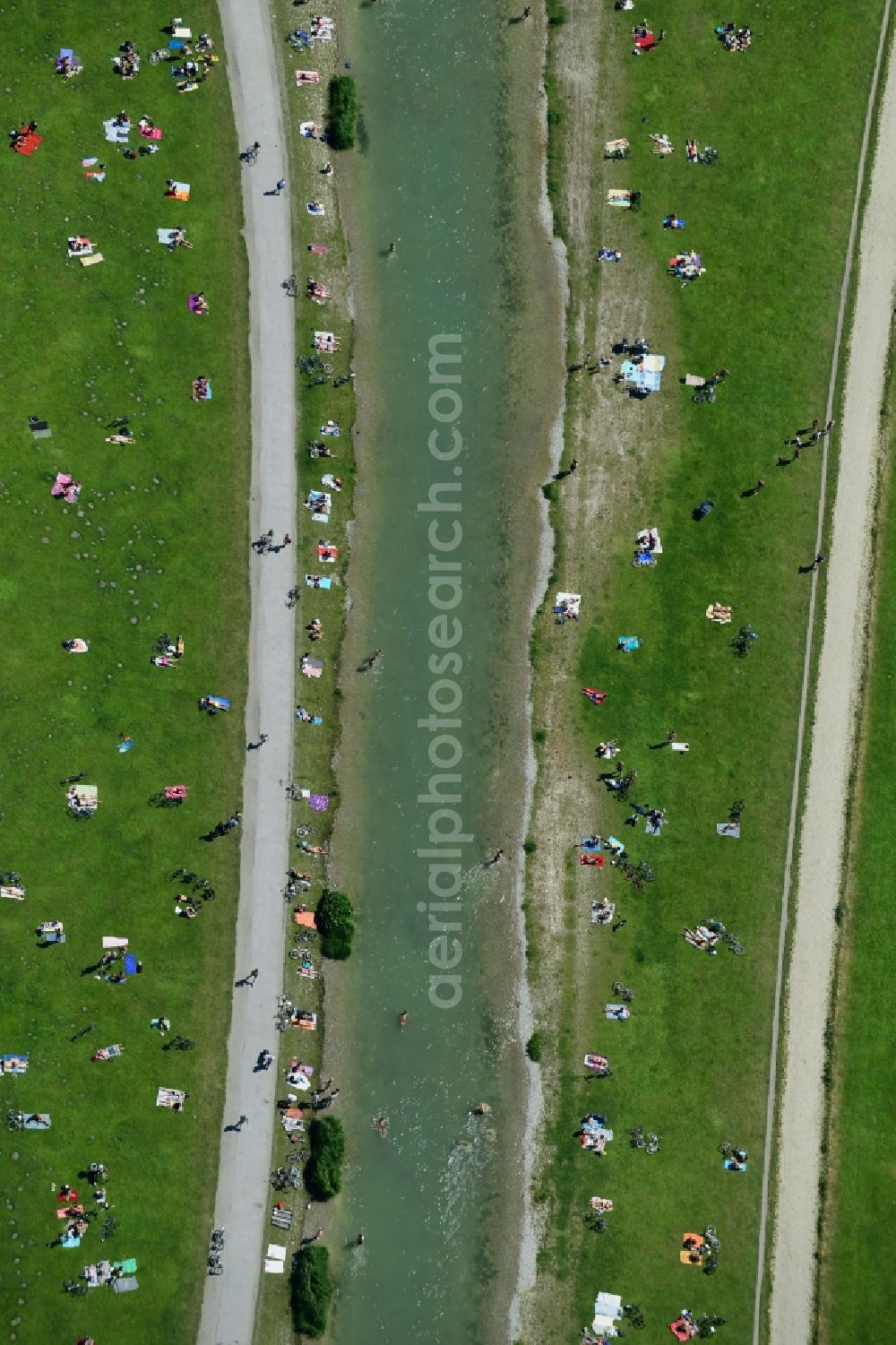 Vertical aerial photograph München - Vertical aerial view from the satellite perspective of the bathers on the banks of the Schwabinger Bach in Munich in the state of Bavaria, Germany