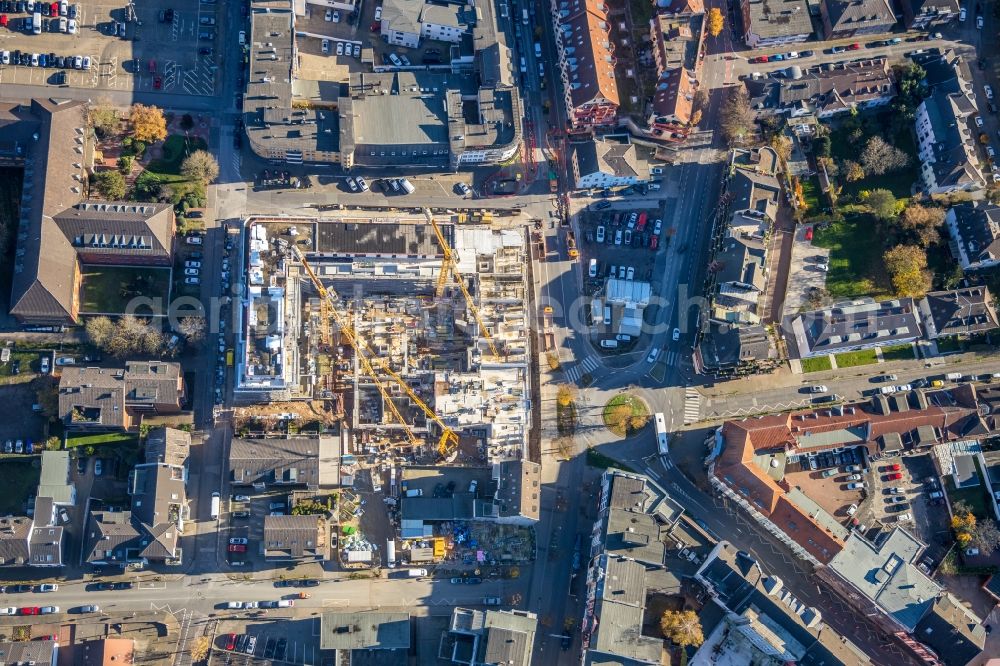 Vertical aerial photograph Moers - Vertical aerial view from the satellite perspective of the construction site to build a new multi-family residential complex Homberger Strasse - Otto-Hue-Strasse - Bankstrasse in the district Asberg in Moers in the state North Rhine-Westphalia, Germany