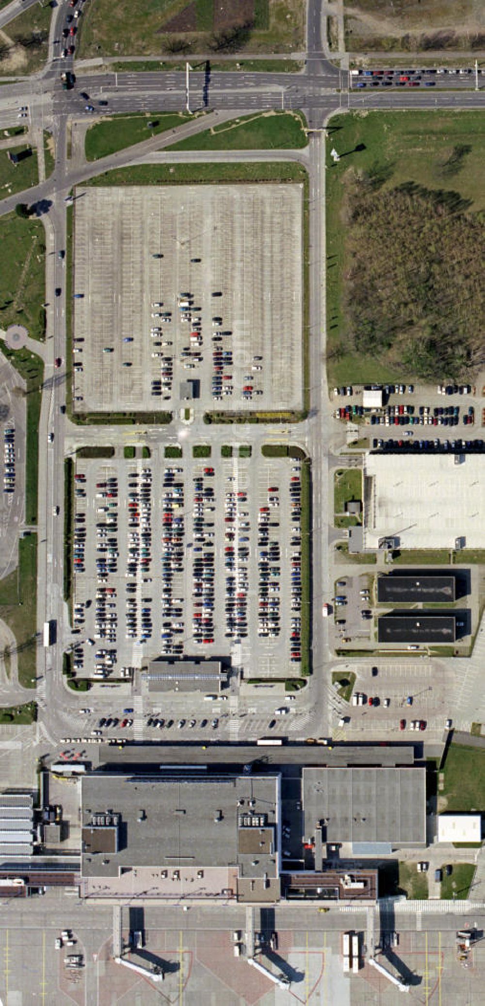 Vertical aerial photograph Schönefeld - Senkrechtluftbild des Abfertigungsgebäudes am Flughafen Schönefeld. Vertical aerial photograph of the terminal at Schoenefeld Airport.