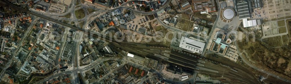 Vertical aerial photograph Oldenburg - Vertical aerial view of the city center on the Oldenburg Main Station in Lower Saxony