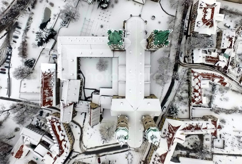 Vertical aerial photograph Naumburg (Saale) - Vertical aerial view from the satellite perspective of the wintrs snowy Church building of the cathedral of Naumburger Dom on Domplatz in Naumburg (Saale) in the state Saxony-Anhalt, Germany