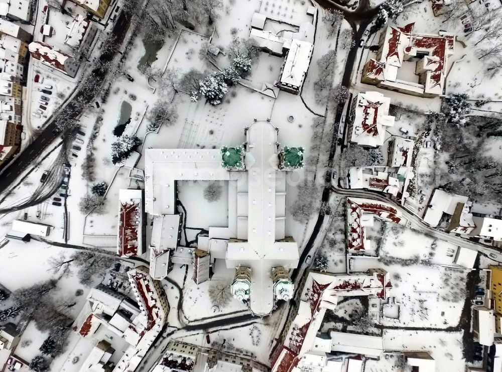 Vertical aerial photograph Naumburg (Saale) - Vertical aerial view from the satellite perspective of the wintrs snowy Church building of the cathedral of Naumburger Dom on Domplatz in Naumburg (Saale) in the state Saxony-Anhalt, Germany