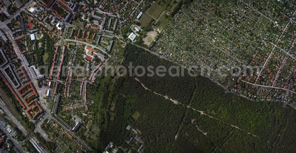 Vertical aerial photograph Berlin Schöneweide - Vertical shot of a town partial view of the residential areas on Schoeneweide S-Bahn station on the field Sterndamm - Michael-Brückner Street in Schoeneweide in Berlin