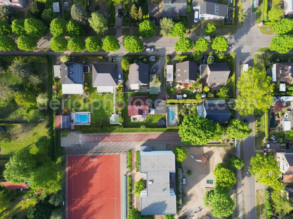 Vertical aerial photograph Berlin - Vertical aerial view from the satellite perspective of the family house - settlement along the Bergedorfer Strasse in the district Kaulsdorf in Berlin, Germany