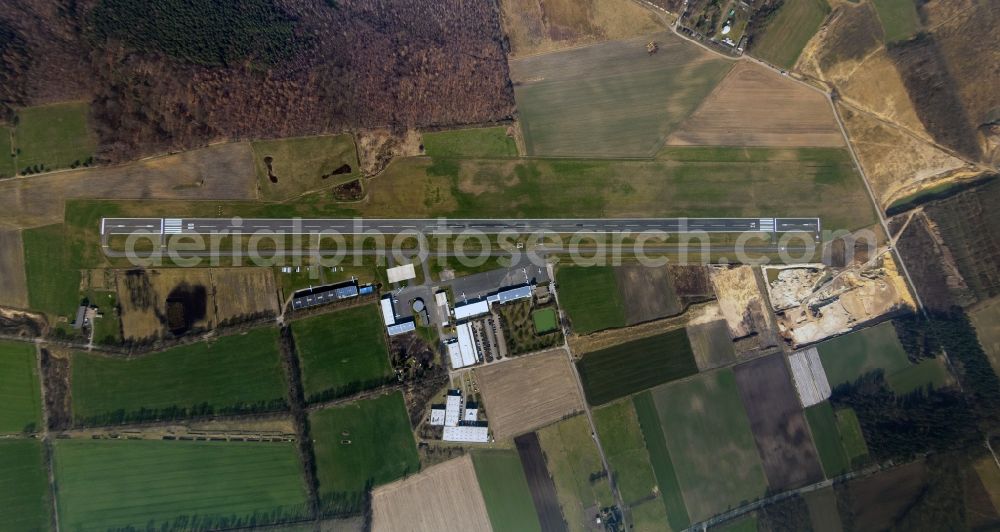 Vertical aerial photograph Hünxe - Vertical aerial view of the airfield grounds with start and runway in Hunxe in the state of North Rhine-Westphalia