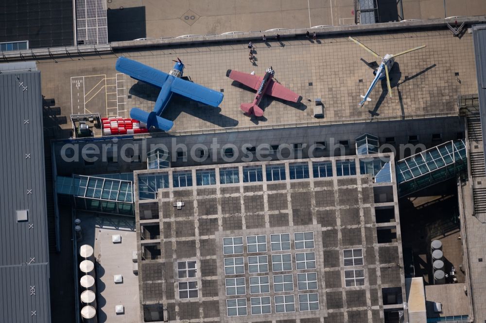 Vertical aerial photograph Stuttgart - Vertical aerial view from the satellite perspective of the aircraft auf of Besucherterrasse on the airport in Stuttgart in the state Baden-Wuerttemberg, Germany