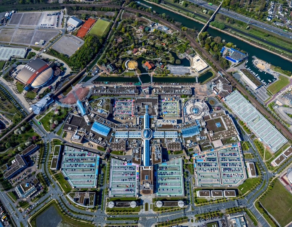 Vertical aerial photograph Oberhausen - Vertical aerial view from the satellite perspective of the building complex of the shopping mall Centro in Oberhausen in the state of North Rhine-Westphalia. The mall is the heart of the Neue Mitte part of the city and is located on Osterfelder Strasse