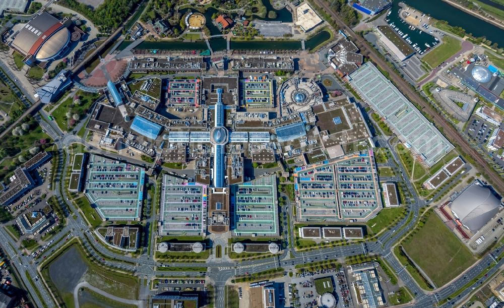 Vertical aerial photograph Oberhausen - Vertical aerial view from the satellite perspective of the building complex of the shopping mall Centro in Oberhausen in the state of North Rhine-Westphalia. The mall is the heart of the Neue Mitte part of the city and is located on Osterfelder Strasse