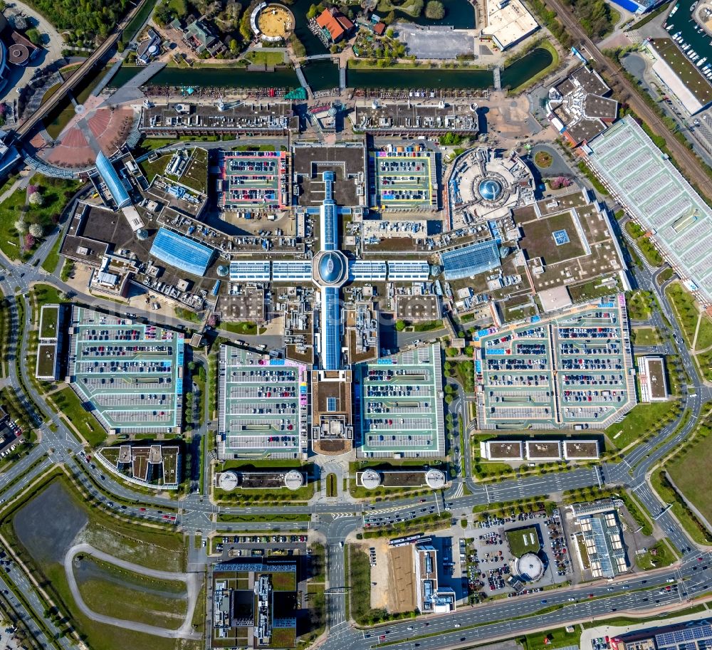 Vertical aerial photograph Oberhausen - Vertical aerial view from the satellite perspective of the building complex of the shopping mall Centro in Oberhausen in the state of North Rhine-Westphalia. The mall is the heart of the Neue Mitte part of the city and is located on Osterfelder Strasse