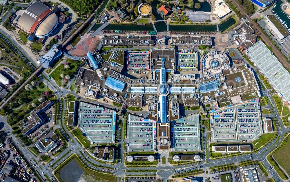 Vertical aerial photograph Oberhausen - Vertical aerial view from the satellite perspective of the building complex of the shopping mall Centro in Oberhausen in the state of North Rhine-Westphalia. The mall is the heart of the Neue Mitte part of the city and is located on Osterfelder Strasse