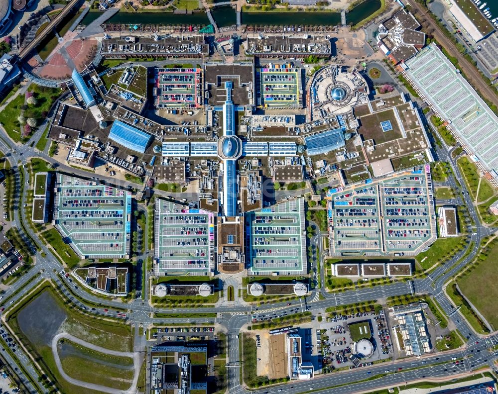 Vertical aerial photograph Oberhausen - Vertical aerial view from the satellite perspective of the building complex of the shopping mall Centro in Oberhausen in the state of North Rhine-Westphalia. The mall is the heart of the Neue Mitte part of the city and is located on Osterfelder Strasse