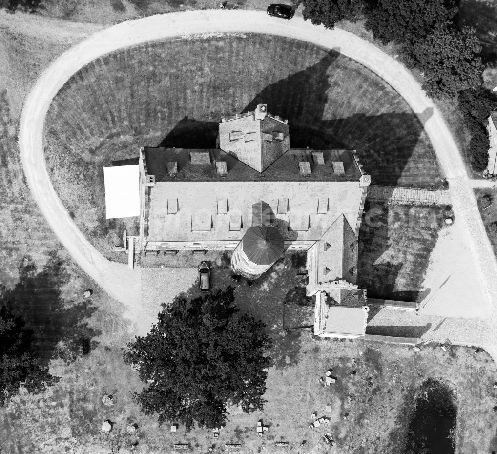 Vertical aerial photograph Schwinkendorf - Vertival Photo of Complex of the hotel building Schloss Ulrichshusen in the district Ulrichshusen in Schwinkendorf in the state Mecklenburg - Western Pomerania