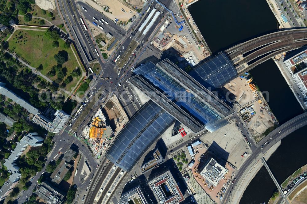 Vertical aerial photograph Berlin - Vertical aerial view from the satellite perspective of the track progress and building of the main station of the railway in Berlin, Germany