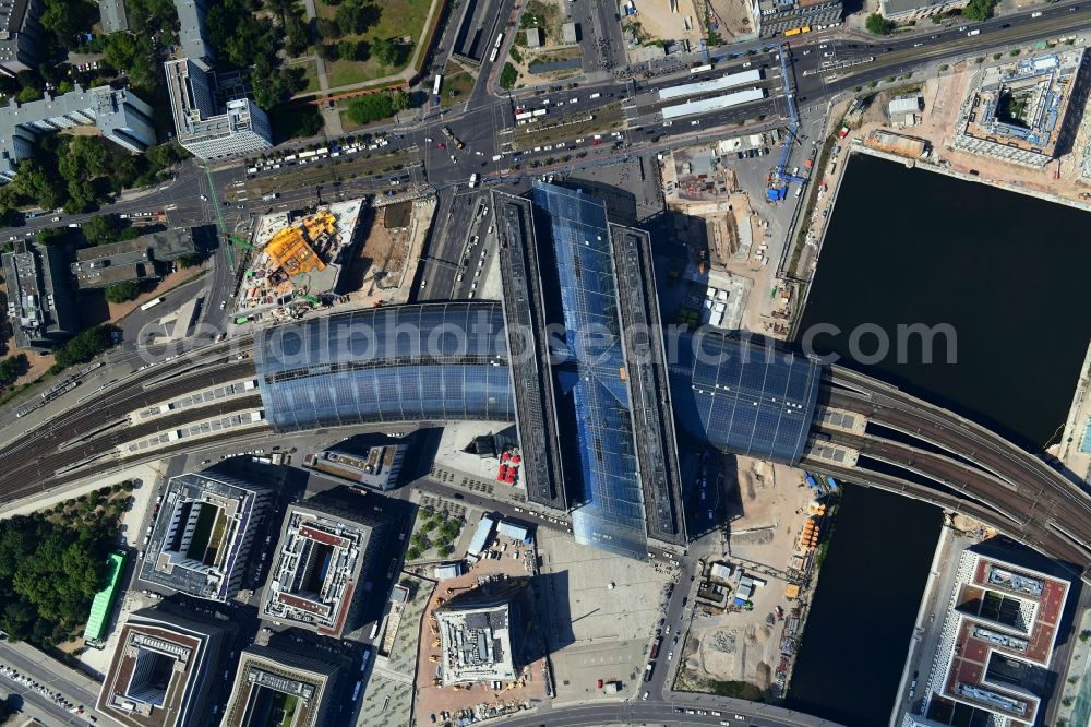 Vertical aerial photograph Berlin - Vertical aerial view from the satellite perspective of the track progress and building of the main station of the railway in Berlin, Germany