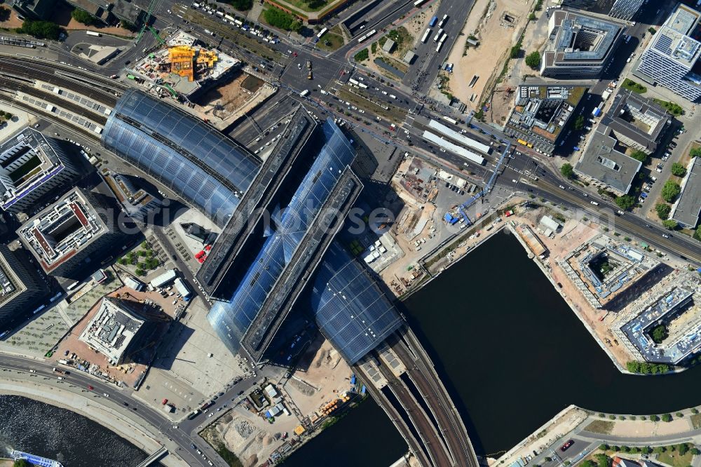 Vertical aerial photograph Berlin - Vertical aerial view from the satellite perspective of the track progress and building of the main station of the railway in Berlin, Germany