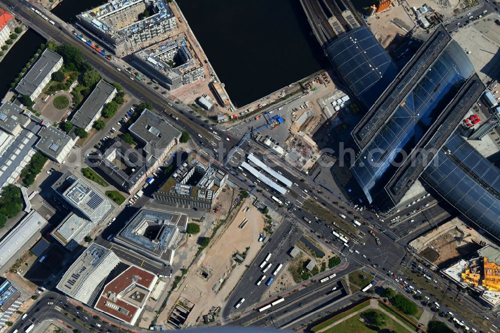 Vertical aerial photograph Berlin - Vertical aerial view from the satellite perspective of the track progress and building of the main station of the railway in Berlin, Germany