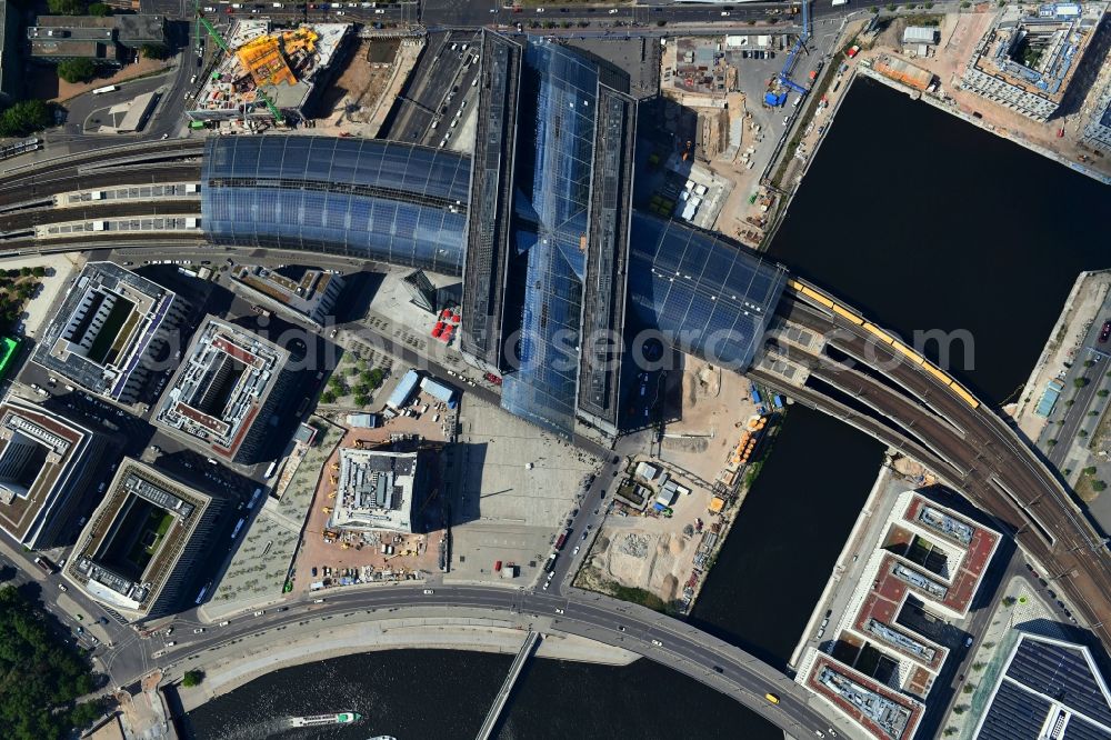 Vertical aerial photograph Berlin - Vertical aerial view from the satellite perspective of the track progress and building of the main station of the railway in Berlin, Germany