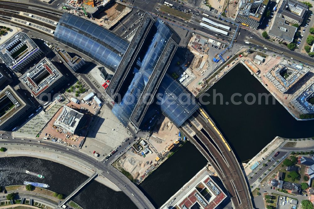 Vertical aerial photograph Berlin - Vertical aerial view from the satellite perspective of the track progress and building of the main station of the railway in Berlin, Germany