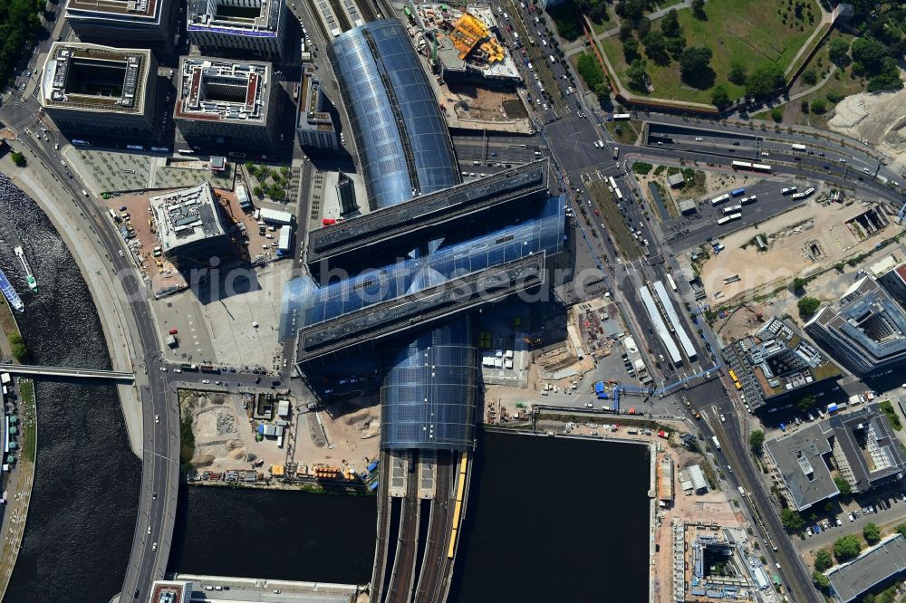 Vertical aerial photograph Berlin - Vertical aerial view from the satellite perspective of the track progress and building of the main station of the railway in Berlin, Germany