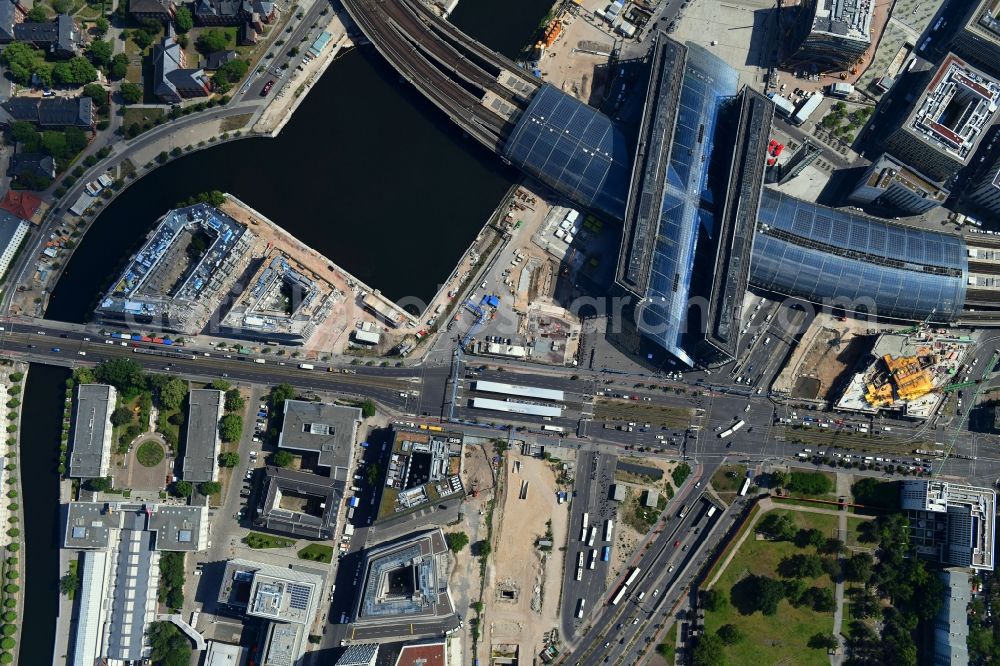 Vertical aerial photograph Berlin - Vertical aerial view from the satellite perspective of the track progress and building of the main station of the railway in Berlin, Germany