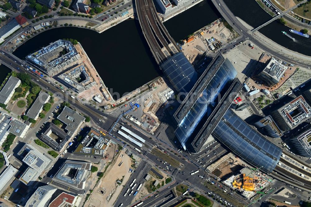 Vertical aerial photograph Berlin - Vertical aerial view from the satellite perspective of the track progress and building of the main station of the railway in Berlin, Germany