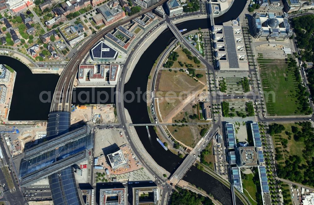 Vertical aerial photograph Berlin - Vertical aerial view from the satellite perspective of the track progress and building of the main station of the railway in Berlin, Germany