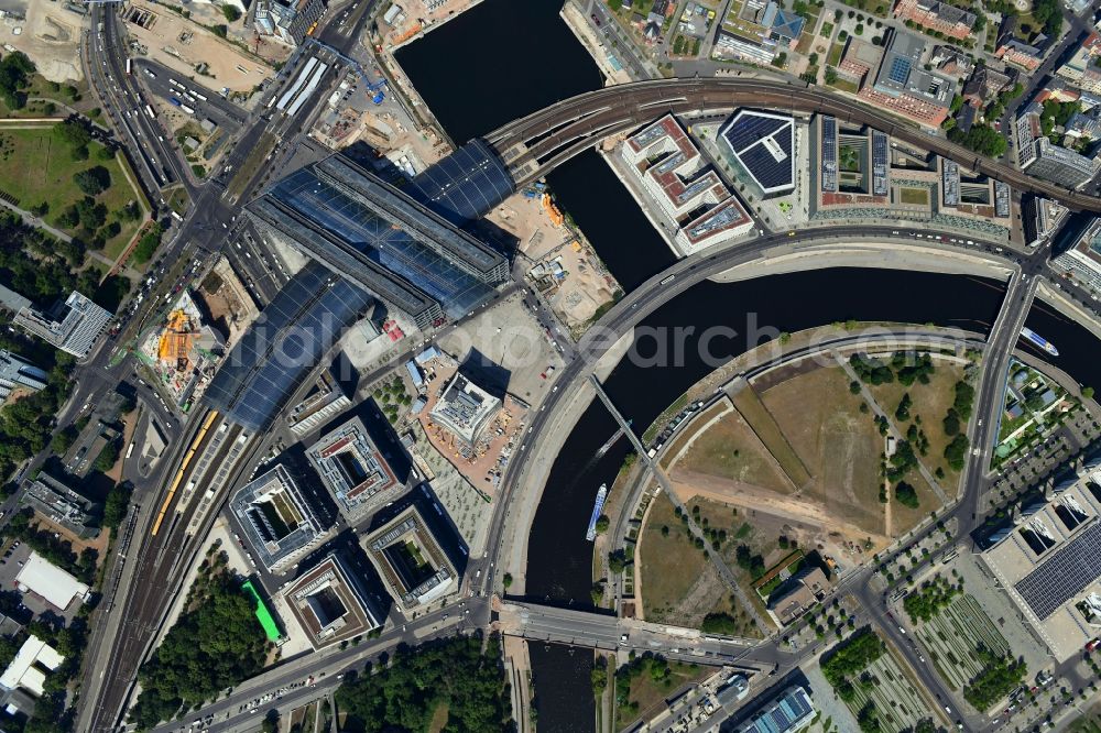 Vertical aerial photograph Berlin - Vertical aerial view from the satellite perspective of the track progress and building of the main station of the railway in Berlin, Germany