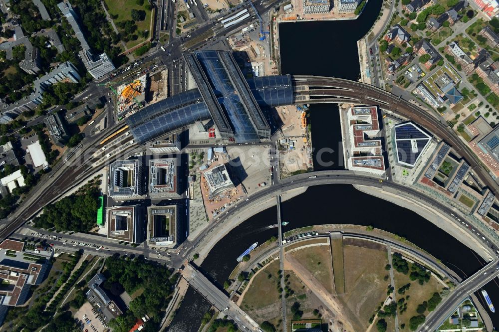 Vertical aerial photograph Berlin - Vertical aerial view from the satellite perspective of the track progress and building of the main station of the railway in Berlin, Germany