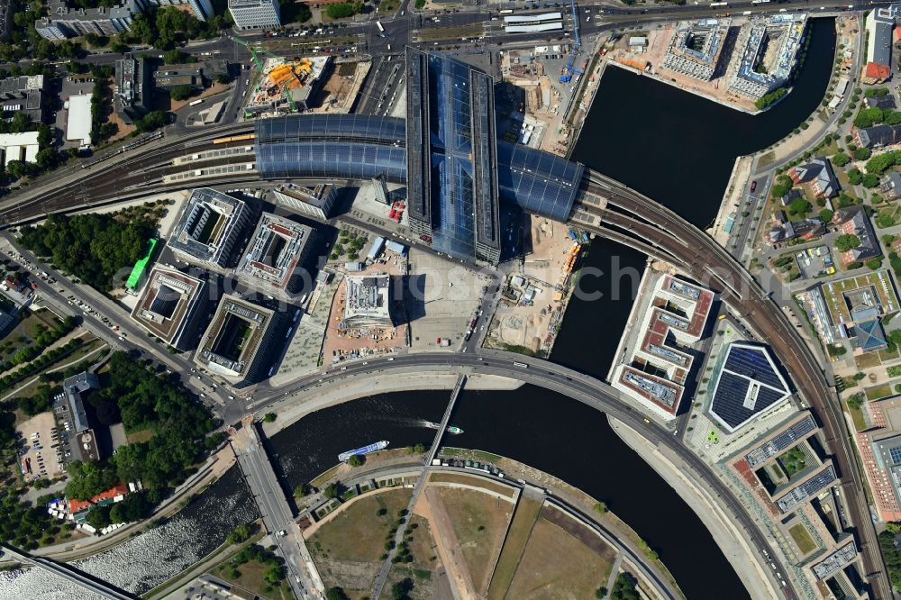 Vertical aerial photograph Berlin - Vertical aerial view from the satellite perspective of the track progress and building of the main station of the railway in Berlin, Germany