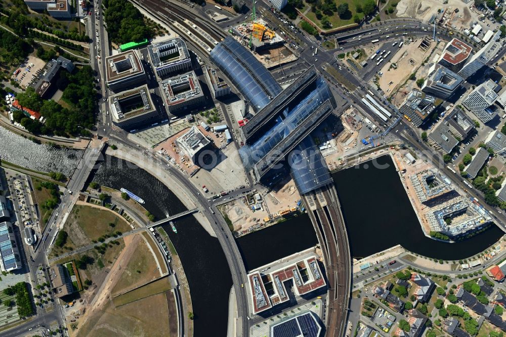 Vertical aerial photograph Berlin - Vertical aerial view from the satellite perspective of the track progress and building of the main station of the railway in Berlin, Germany