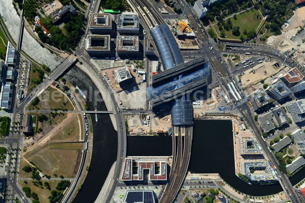 Vertical aerial photograph Berlin - Vertical aerial view from the satellite perspective of the track progress and building of the main station of the railway in Berlin, Germany