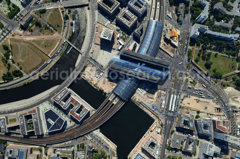 Vertical aerial photograph Berlin - Vertical aerial view from the satellite perspective of the track progress and building of the main station of the railway in Berlin, Germany