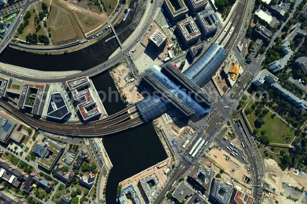 Vertical aerial photograph Berlin - Vertical aerial view from the satellite perspective of the track progress and building of the main station of the railway in Berlin, Germany