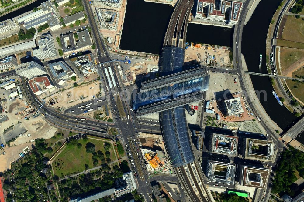 Vertical aerial photograph Berlin - Vertical aerial view from the satellite perspective of the track progress and building of the main station of the railway in Berlin, Germany