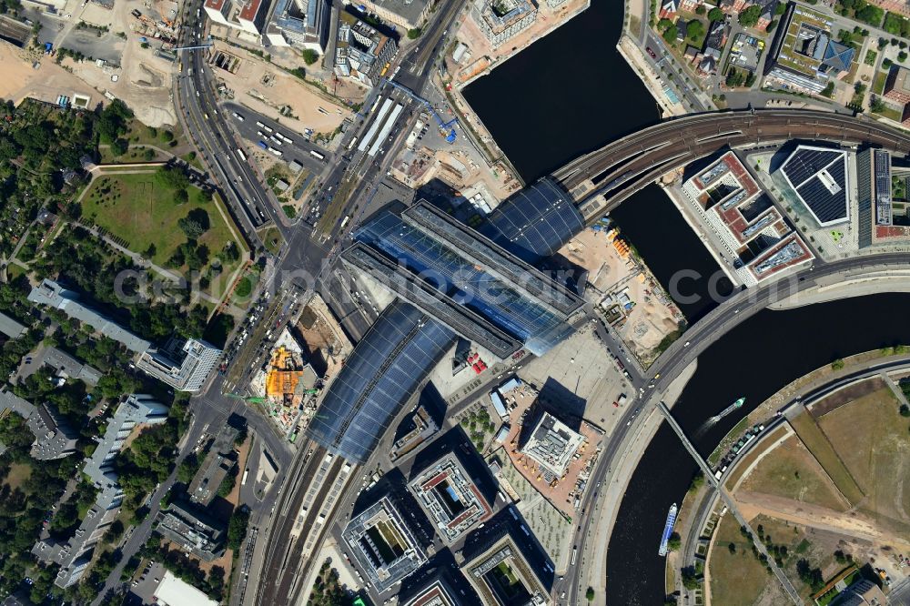 Vertical aerial photograph Berlin - Vertical aerial view from the satellite perspective of the track progress and building of the main station of the railway in Berlin, Germany